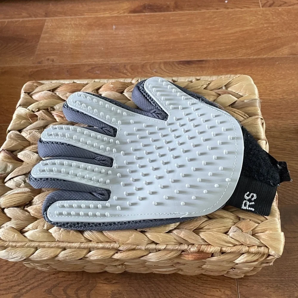 Pet grooming glove